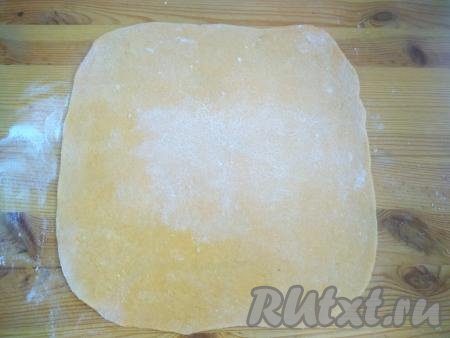 Поверхность для раскатки теста присыпать мукой и&nbsp;раскатать на ней тесто в пласт толщиной 1,5-2 мм.