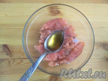 Выложить оставшиеся кусочки горбуши. Добавить оставшиеся специи, соль и сахар. Влить коньяк.