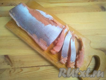 Нарезать 0,5 килограмма филе горбуши на кусочки шириной около 1 см.