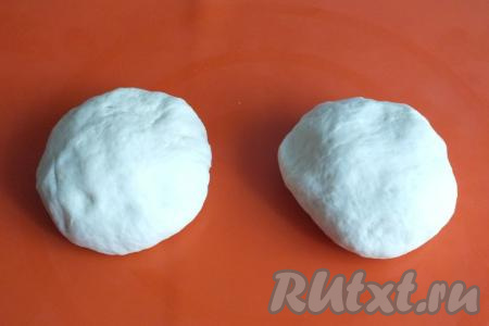 Разделите тесто на 2 равные части.