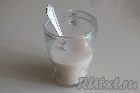 Вначале замесим постное дрожжевое тесто, для этого в тёплой воде (температура воды должна быть около 40 градусов) растворите сахар, соль, добавьте дрожжи, хорошо перемешайте и оставьте дрожжевую смесь на 10 минут. По прошествии времени поверхность смеси запенится, это говорит о том, что дрожжи активировались.