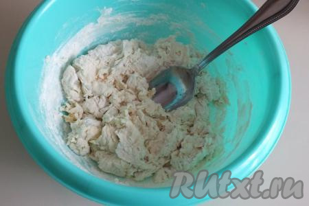 Затем в миску с тестом добавьте 1 столовую ложку растительного масла и вымешивайте тесто руками.