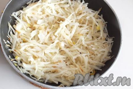 Обжаривайте капусту с луком, помешивая, на среднем огне в течение 20 минут (до мягкости капусты), посолите, поперчите. После снимите с огня, охладите и начинка для постного дрожжевого пирога готова.