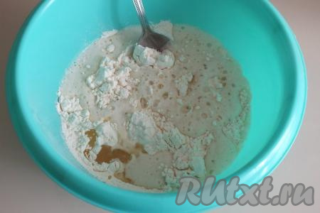 В достаточно объёмную миску, удобную для замешивания теста, просейте муку, добавьте запенившуюся (активировавшуюся) дрожжевую смесь, перемешайте ложкой.