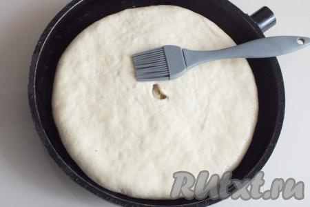 После постный дрожжевой пирог  с капустой смажьте буквально 2-3 каплями растительного масла и поставьте в разогретую до 180 градусов духовку на 20-25 минут.