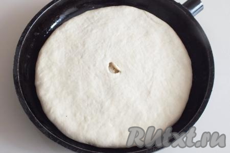 Слегка натягивая краешки верхнего пласта теста, подверните их под нижний пласт. В центре пирога сделайте отверстие для выхода пара. Прикройте полотенцем подготовленный пирог и оставьте на 15 минут на расстойку.