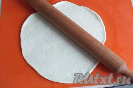 Раскатайте каждую часть теста на припылённой мукой поверхности в пласт толщиной 0,3-0,5 см.