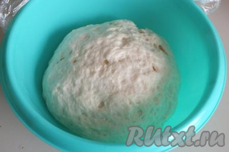 По прошествии времени обомните тесто и оставьте под плёнкой ещё на 30 минут. Постное дрожжевое тесто увеличится в объёме в несколько раз, теперь можно приступать к формированию пирога.