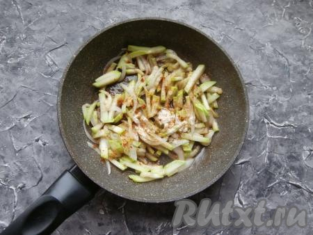 Обжарить на среднем огне&nbsp;в течение 3-4 минут, помешивая.&nbsp;Посолить, всыпать специи (у меня молотый чёрный перец, паприка&nbsp;и сушёный чеснок), влить соевый соус. Если нет сушёного чеснока, его можно заменить на пропущенный через пресс зубчик чеснока.