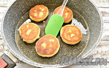 Жарить сырники с кукурузной мукой с каждой стороны на умеренном огне до слегка румяной корочки (на обжаривание сырников с двух сторон у меня ушло около 3 минут).