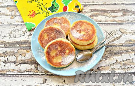 Сырники, приготовленные из творога с кукурузной мукой, получаются нежными, вкусными, мягкими, к столу подаём горячими, дополнив сметаной или посыпав сахарной пудрой.