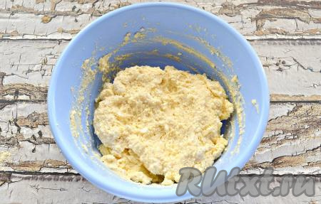 Перемешать ингредиенты до получения вязкого, липкого теста (как на фото). При необходимости, всыпьте ещё немного муки. Но помните, если вы добавите слишком много муки, готовые сырники не получатся мягкими и нежными.