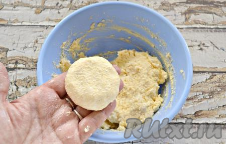 Смочить ладони холодной водой и сформировать круглые заготовки. У меня получилось 5 штук. 