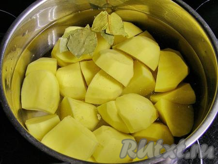 Сначала приготовим картофельное пюре, для этого хорошо вымытую картошку очищаем от кожуры и кладём в кастрюлю с 2-2,5 литрами холодной воды. Если клубни крупные, их можно разрезать на несколько частей. Добавляем в кастрюлю соль, лавровый лист по вкусу и ставим на сильный огонь, после закипания огонь уменьшаем и варим картошку минут 15-20 (до мягкости).