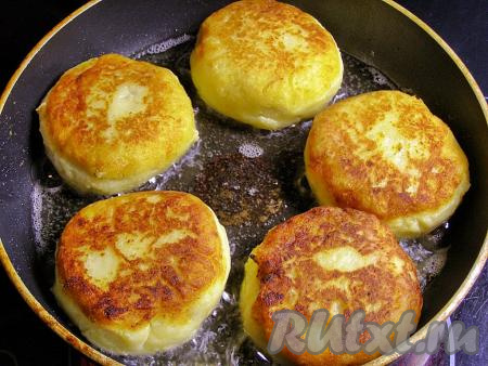 Обжариваем зразы, примерно, 3 минуты (до румяности), затем аккуратно переворачиваем и столько же времени жарим с другой стороны.