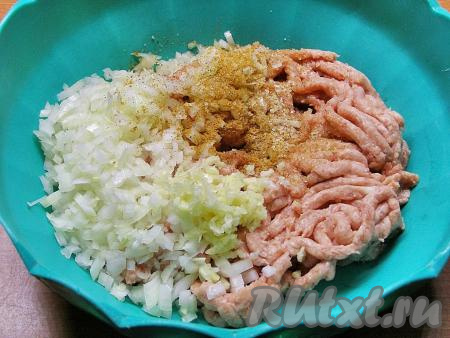 Перекладываем лук к мясному фаршу, добавляем измельчённый чеснок, солим, по желанию, можно добавить молотый чёрный перец и немного приправы на свой вкус. Тщательно перемешиваем фарш.