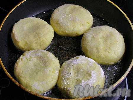 В сковороду наливаем подсолнечное масло (масла должно быть, примерно, 1 см от дна сковороды) и сильно его разогреваем. В горячее масло выкладываем подготовленные картофельные зразы с мясным фаршем.