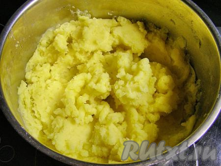 Тщательно разминаем картофель в пюре, чтобы не осталось крупных кусочков. Блендером пользоваться не советую, так как картофельное пюре получается "резиновым". Оставляем пюре остывать до комнатной температуры.