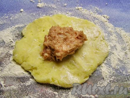 В середину картофельной лепёшки выкладываем фарш (примерно, 1 столовую ложку с горочкой).