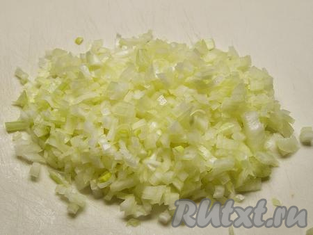 Пока пюре остывает, приготовим начинку. Луковицу чистим от шелухи и нарезаем на мелкие кубики.