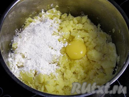В остывшее картофельное пюре добавляем яйцо, муку и хорошо размешиваем. Пюре должно получиться, как плотное тесто и не должно прилипать к рукам. Если картофельное тесто получается липким, можно добавить ещё немного муки.