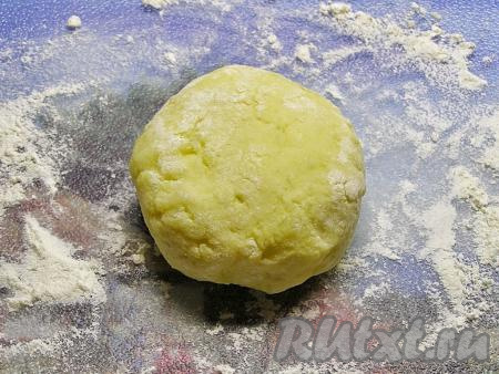 Поднимаем края лепёшки и закрываем фарш. Край хорошо скрепляем.