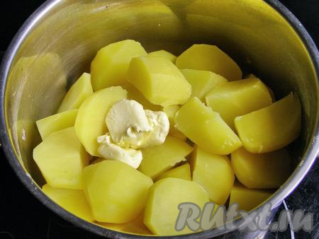 Проверить готовность картошки можно, проткнув её ножом. Если нож входит легко, значит картофель сварился. Когда картошка сварится, сливаем из кастрюли воду, убираем лавровый лист и добавляем в горячий картофель сливочное масло.