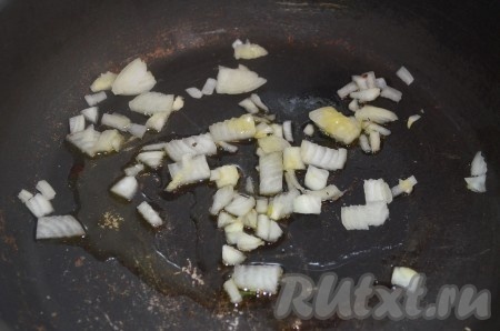 Лук порезать мелко, обжарить на оливковом масле до мягкости.