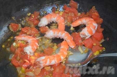Креветки очистить, добавить в сковороду, немного посолить. Обжаривать 1 минуту.