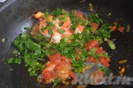 Зелень мелко порезать, добавить к креветкам, перемешать.