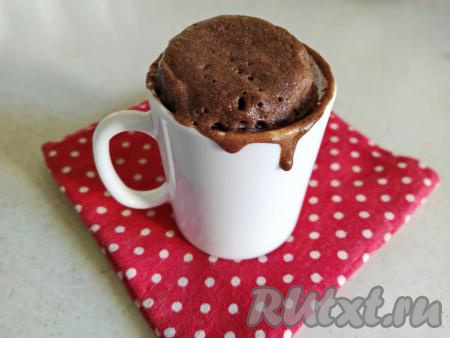 Кружку ставим в микроволновку на максимальную мощность (у меня это 850 Вт). Выставляем время - 3 минуты. По прошествии времени достаём кружку и даём готовому шоколадному кексу немного остыть.