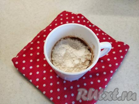 Добавляем муку и разрыхлитель теста, хорошо перемешиваем.