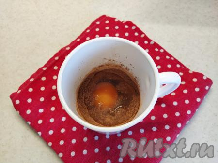 Затем добавляем 1 яйцо и перемешиваем.