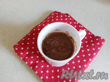 В конце добавляем растительное масло и перемешиваем. Тесто для кекса должно получиться однородным, напоминающим сметану средней густоты. Оно должно заполнять кружку на половину объёма.