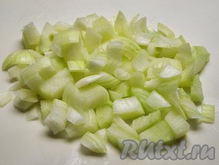 Лук, очищенный от шелухи, нарезаем кубиками (или полукольцами).