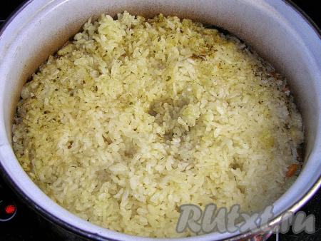 На сильном огне доводим плов до кипения и варим на достаточно сильном огне, пока вода практически не испарится (минут 15-20). Затем огонь уменьшаем до минимального и тушим плов со свининой, накрыв кастрюлю крышкой, минут 20, пока рис не станет мягким. В конце приготовления вынимаем головку чеснока.