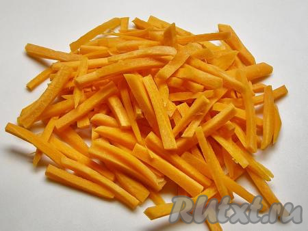 Помытую и очищенную морковь нарезаем тонкими брусочками.