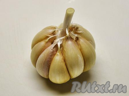 С целой головки чеснока снимаем верхнюю шелуху, но на зубчики чеснок разбирать не надо.