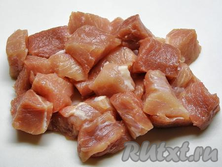 Займёмся приготовлением зирвака, для этого свинину споласкиваем прохладной водой, просушиваем бумажными салфетками и нарезаем на кубики размером 2х2 см.