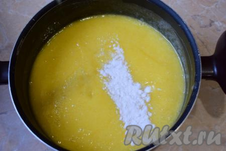 В кастрюлю с тёплой (но не горячей) медово-масляной смесью, непрерывно перемешивая, тонкой струйкой влейте смесь яиц и сахара. Постоянно перемешивать нужно для того, чтобы яйца не заварились, а сразу вмешались. Поставьте кастрюлю на небольшой огонь, при постоянном помешивании доведите до кипения и сразу уберите с огня. В получившуюся горячую смесь всыпьте соду, вмешайте её венчиком. При этом масса начнёт пениться и увеличиваться в объёме - так и должно быть. Это происходит реакция соды с мёдом.