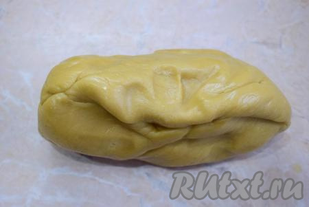 Дайте тесту полежать минут 30-40, оно немного "отдохнёт", станет пластичным, не будет липнуть к рукам.