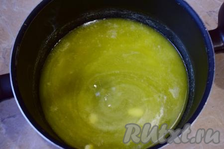 Сначала соедините в кастрюле с антипригарным покрытием (или в толстостенной кастрюле) мёд и сливочное масло, поставьте на небольшой огонь и, помешивая, дайте маслу с мёдом растопиться. Как только масло растопится и смесь станет однородной, снимите кастрюлю с огня, не нужно чтобы медово-масляная смесь стала слишком горячей. Если медово-масляная смесь всё-таки сильно нагрелась, дайте ей остыть до тёплого состояния.