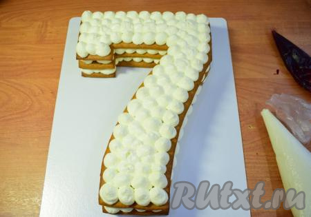 Сверху выложите следующий корж в виде цифры 7, отсадите по всей поверхности крем, смажьте конфитюром, сверху выложите третий корж, отсадите крем по всей его поверхности (на верхний корж я конфитюр не добавляла). Поместите торт в холодильник на несколько часов (можно оставить и на ночь). Перед помещением торта в холодильник его сверху желательно накрыть (я помещаю в коробку для торта и сверху накрываю крышкой). Торт накрывается для того, чтобы влага от крема пропитала медовые коржи и они стали очень нежными.