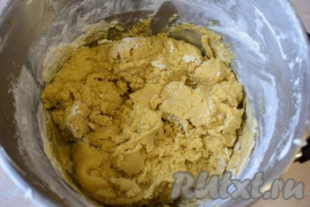 Медовую массу остудите до тёплого состояния и всыпьте муку. Быстро вмешайте её в тесто. Долго замешивать не надо.