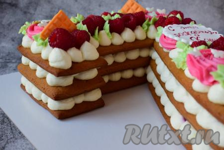 Когда наивкуснейший медовый торт в виде цифры 7 полностью пропитается, его можно украсить на свой вкус - фруктами, ягодами, кремом или сладостями.