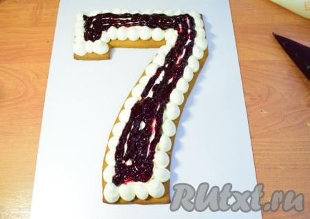 С помощью кондитерского мешка отсадите крем по всей поверхности одного коржа. По центру можно добавить немного любого густого конфитюра с кислинкой (или джема). Конфитюр (или джем) с кислинкой приятно оттенит сладость сливочно-творожного крема.