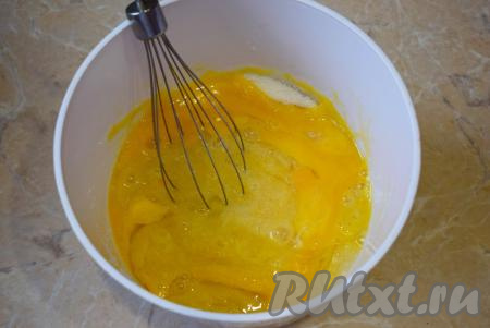 В отдельной чаше соедините яйца с сахаром и немного их взбейте венчиком, чтобы они полностью смешались друг с другом.