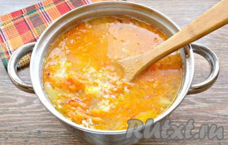 Когда пшено проварится минут 10, добавить в щи обжаренные овощи, лавровый лист, дать блюду закипеть и, убавив огонь, варить 7 минут.