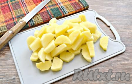 Очистить картофель. Ополоснуть клубни под холодной водой и&nbsp;нарезать средними брусками. Когда капуста проварится минут 10, выложить в кастрюлю картошку и варить ещё&nbsp;7-10 минут.