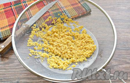 Перебрать пшено, удалить чёрные зернышки. Выложить пшено в сито и промыть крупу холодной водой, дать слиться лишней жидкости. Добавить пшено в кастрюлю к щам, перемешать, дать закипеть и варить далее на небольшом огне минут 10.